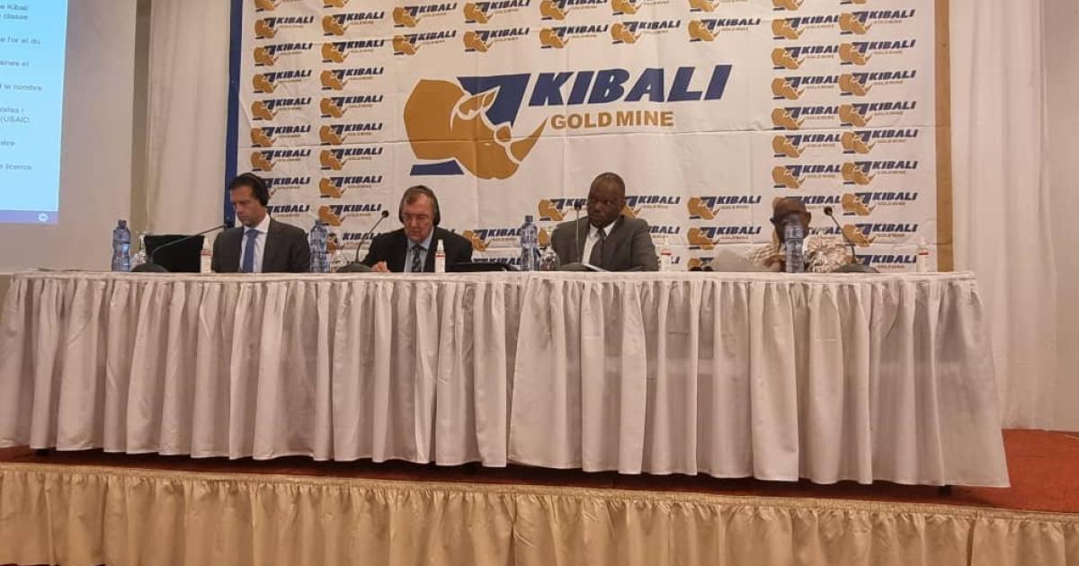Au milieu Mark Bristow, PDG de Barrick, avec Cyrille Mutombo, DG de Kibali Gold, lors de la Conférence de presse