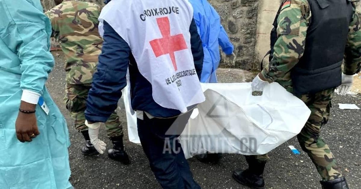 Le secouriste de la Croix-Rouge et les militaires malawites de la SADC récupèrent les corps des victimes