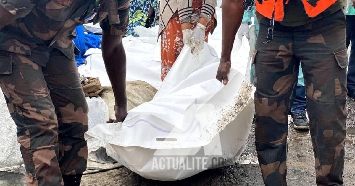 Les militaires FARDC transportant les corps des victimes du naufrage