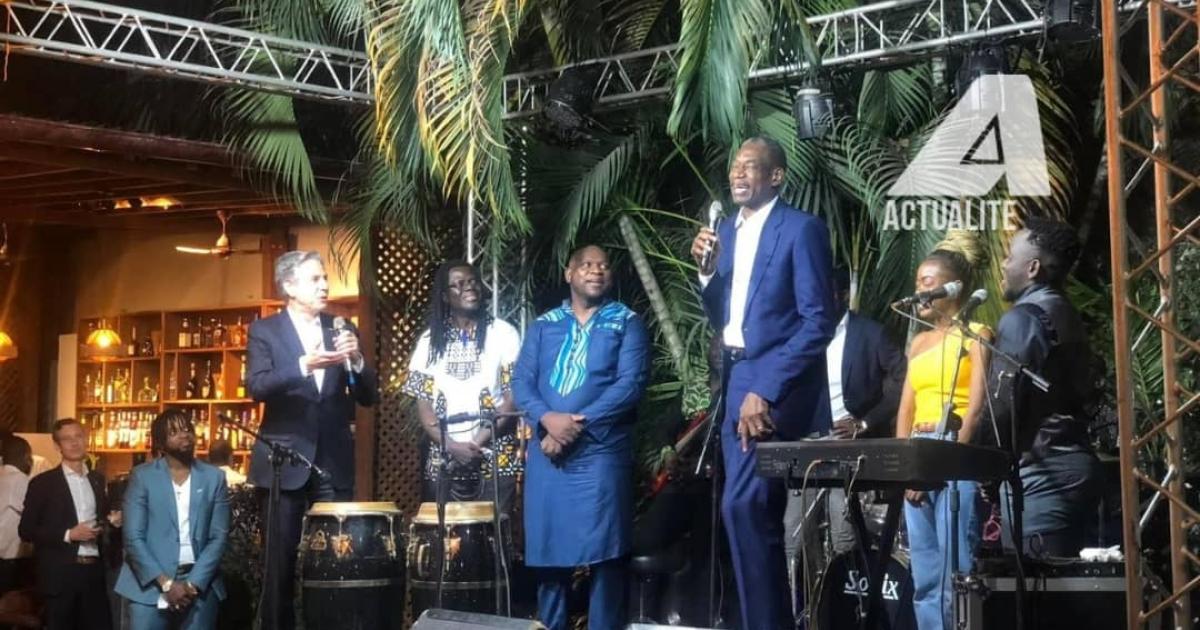 Mutombo Dikembe s'exprimant devant quelques artistes lors de la visite d’Anthony Blinken à Kinshasa, août 2022
