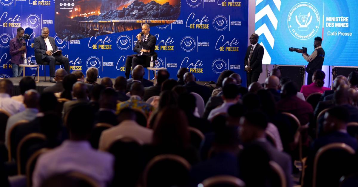 Kizito Pakabomba  (à droite), ministre des mines, lors d'un café presse
