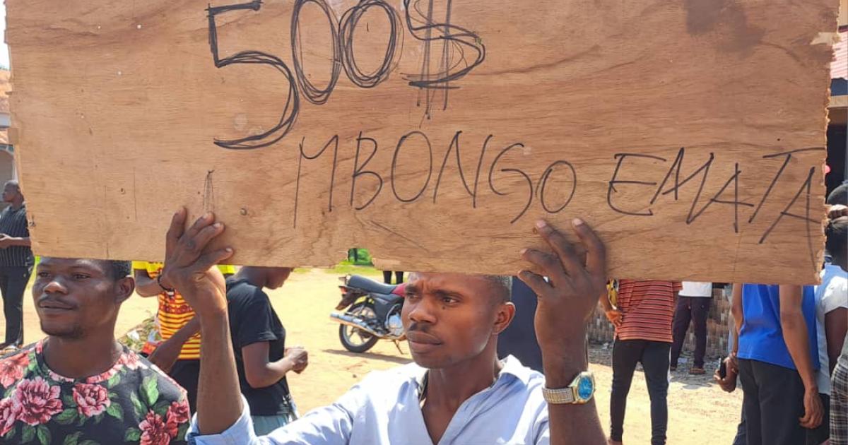 Des travailleurs des maisons de commerce tenues par les expatriés lors d'une manifestation à Mbandaka, lundi 14 octobre 2024