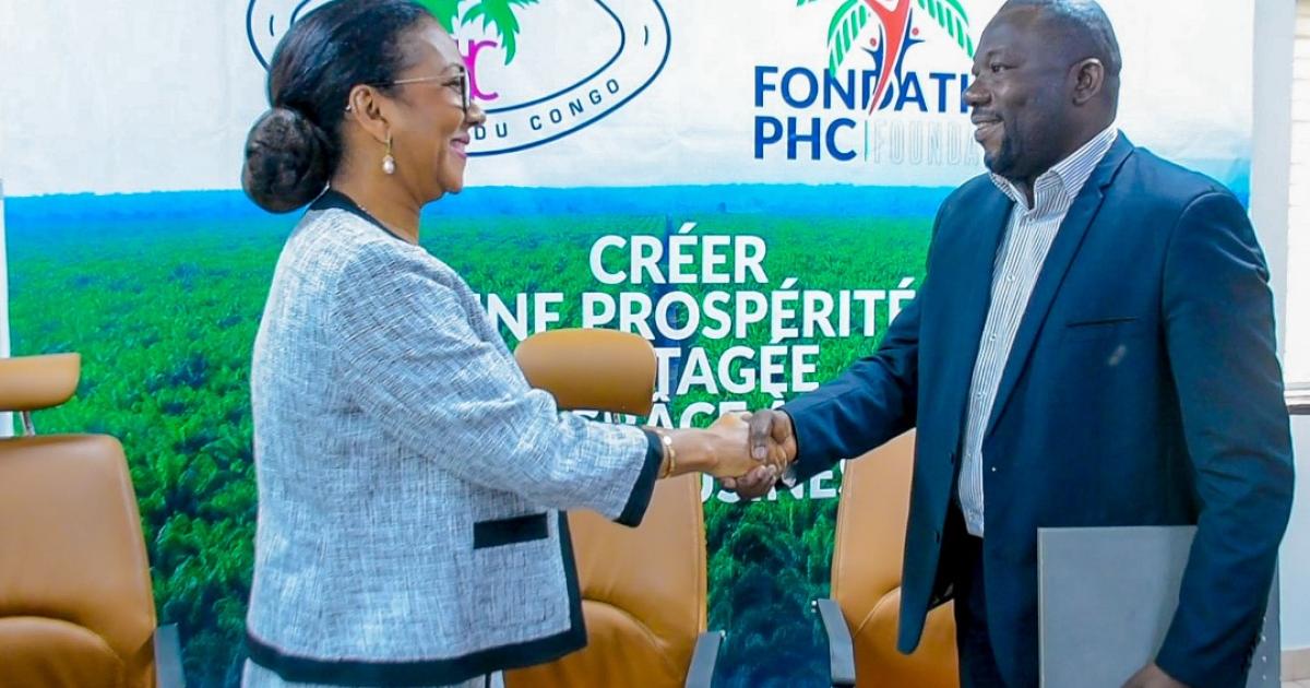 signature du protocole d'entente entre Monique Gieskes et Junior Tshiteya, respectivement DG de PHC et Directeur exécutif de Save Tomorrow