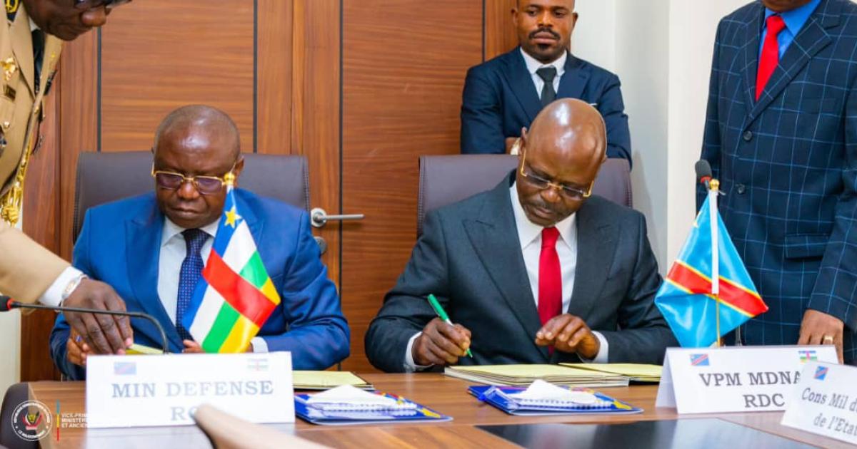 De gauche à droite : Rameaux-Claude Bireau (RCA) et Guy Kabombo Mwadiamvita (RDC) lors de la signature d'un accord de coopération militaire à Kinshasa, le 18 octobre 2024 
