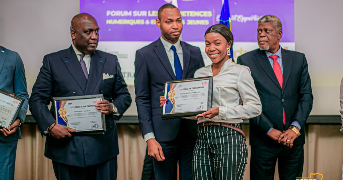 Délivrance des certificats aux jeunes après une formation dispensée par le FSPEEJ en partenariat avec Africa Digital Academy