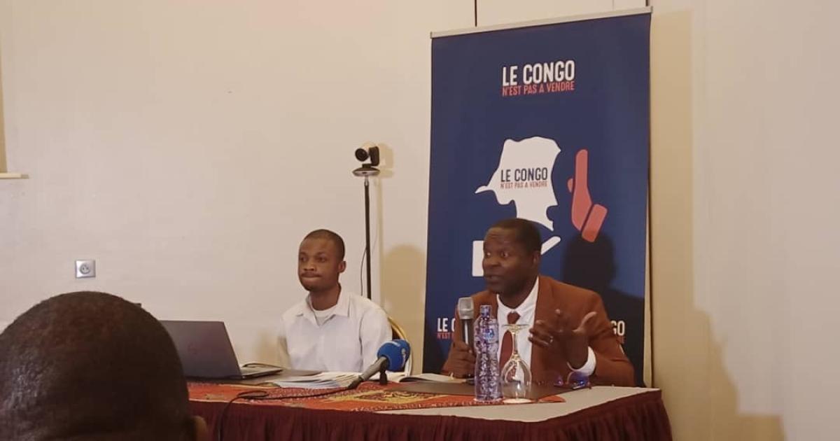 De gauche à droite : Lewis (membre du CNPAV ) et Jean-Claude Mputu, porte-parole du CNPAV
