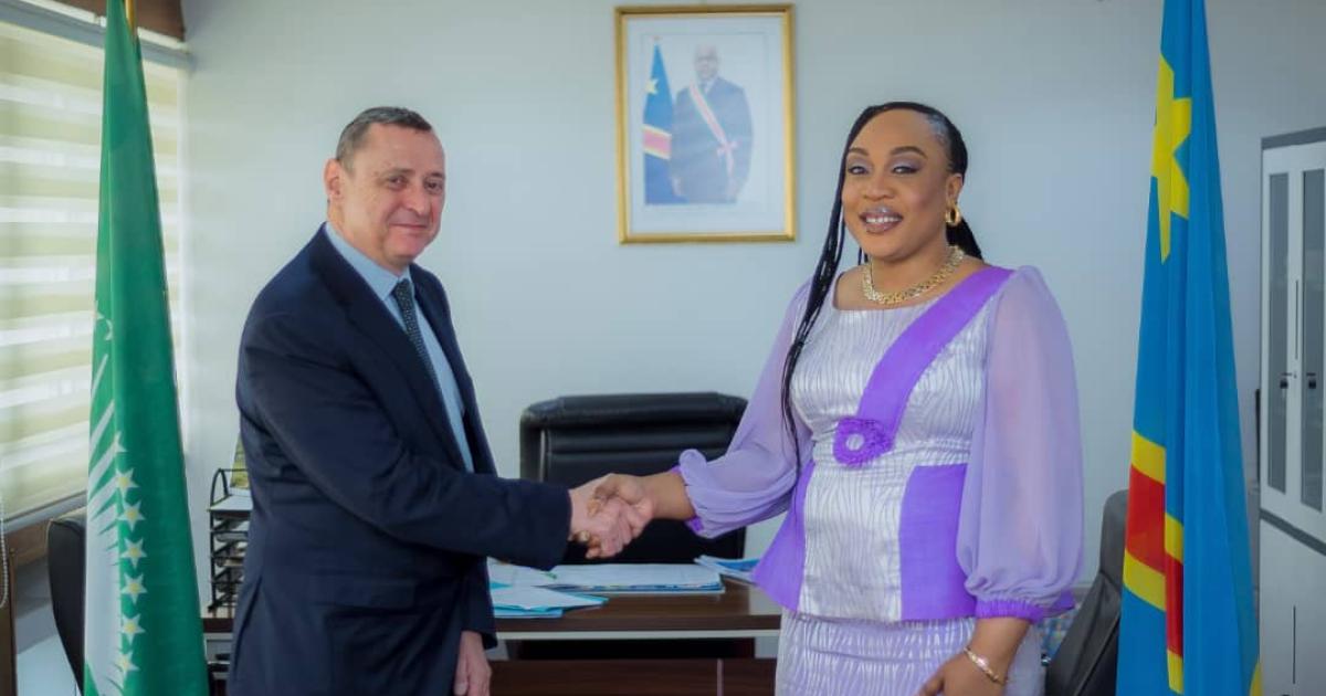 La Vice-ministre des Affaires Étrangères, Coopération Internationale et Francophonie Gracia Yamba Kazadi et Didier Larroque, Chargé d'affaires intérimaire à l'ambassade de France en République Démocratique du Congo