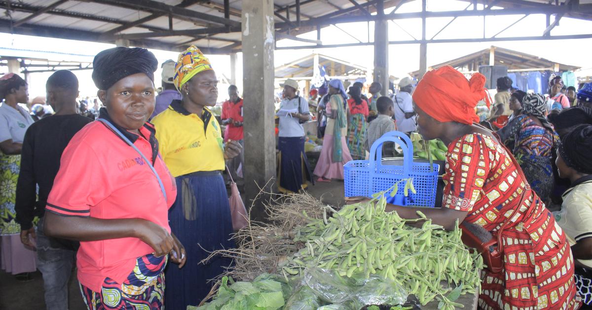 Les femmes paysannes exerçant leurs activités dans un marché de Nobili à la frontière avec l'Ouganda 