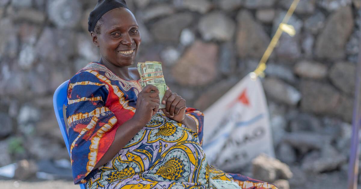Furaha, mère de huit enfants vivant dans le camp de déplacés de Bulengo, a reçu une assistance en espèces du PAM pour l’aider à acheter des produits essentiels pour sa famille. © PAM/Benjamin Anguandia