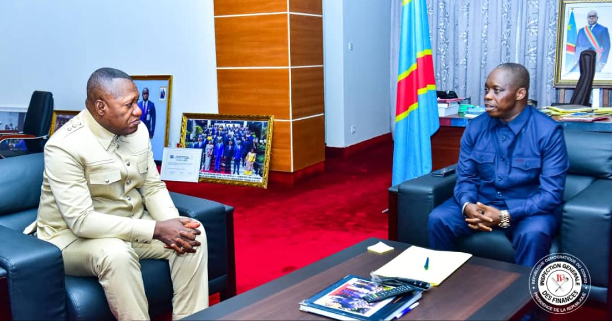 Ephraïm Akwakwa, ministre de l’Emploi et du Travail et Jules Alingete, chef de service à l'IGF 