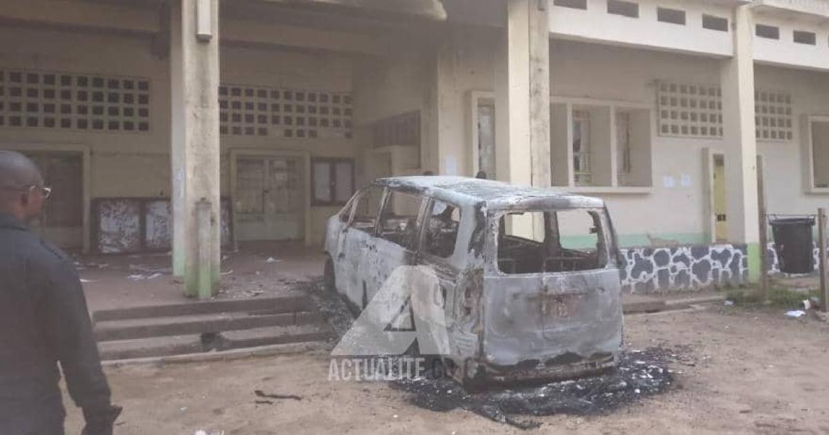 Un bus de IFA Yangambi brûlé par les étudiants 