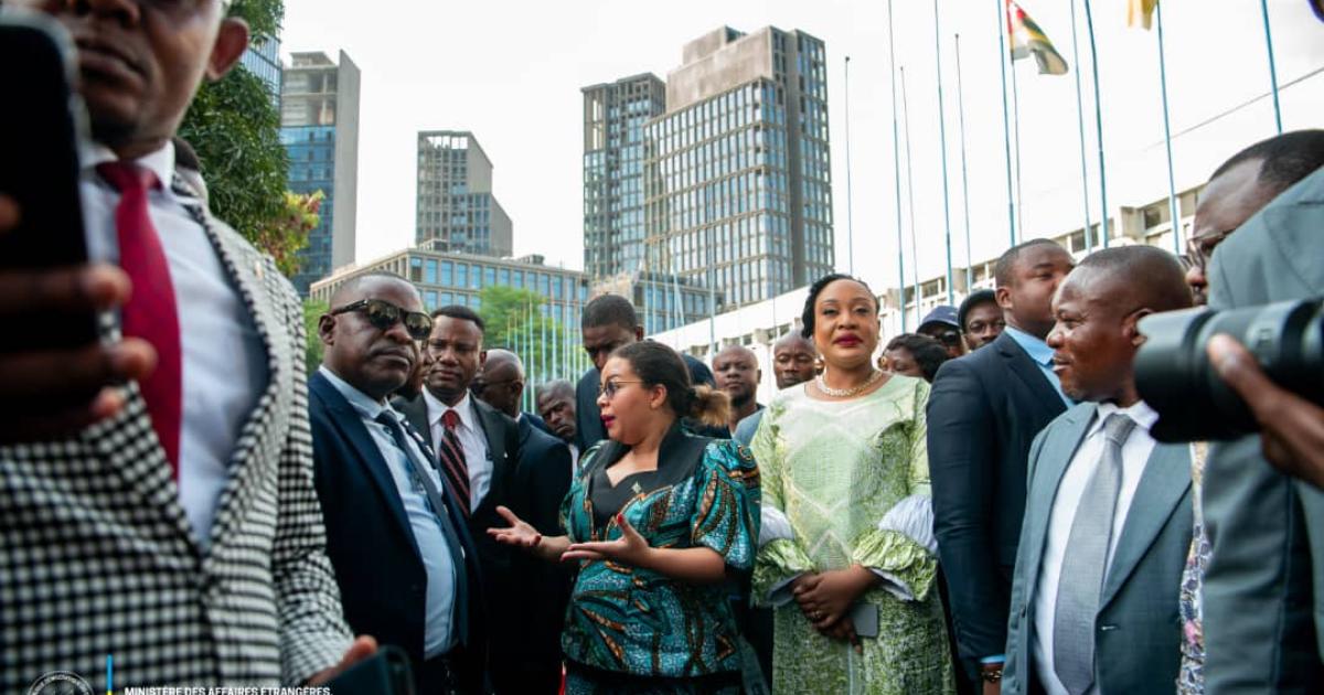 Thérèse Kayikwamba Wagner avec les agents et cadres du Minaffet