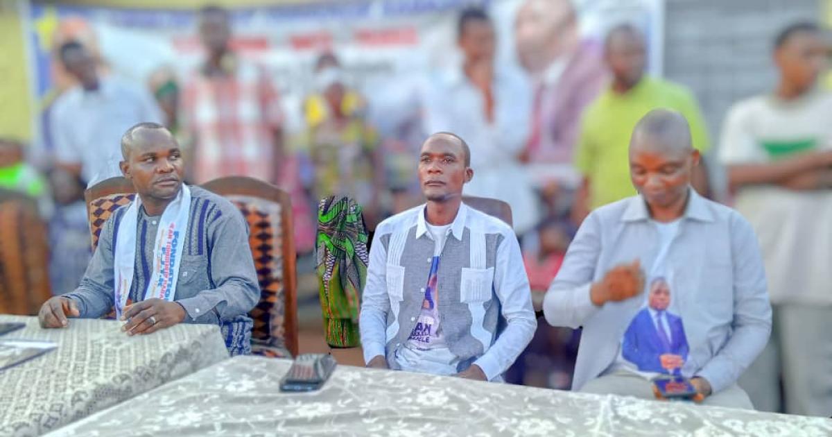 Au milieu Jean Louis Mutemba, coordonnateur de la Fondation Jean Tshisekedi 