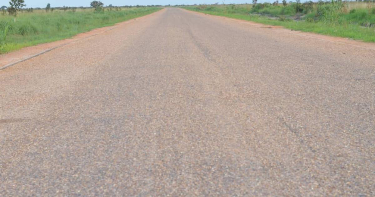 La RN 20 asphaltée au croisement avec la RN 1 à Ingudi, village situé à 70 km du chef-lieu du territoire d'Idiofa