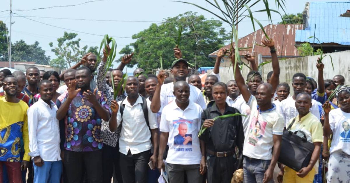 Enseignants manifestant sur le Boulevard Mobutu à Inongo