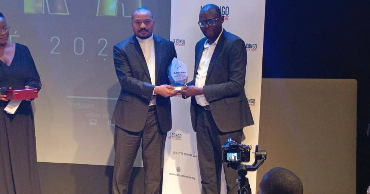 Jean-Baptiste Kasekwa recevant le prix Kanyaka, des mains d'Eric Nsenga, porte parole de l'ECC