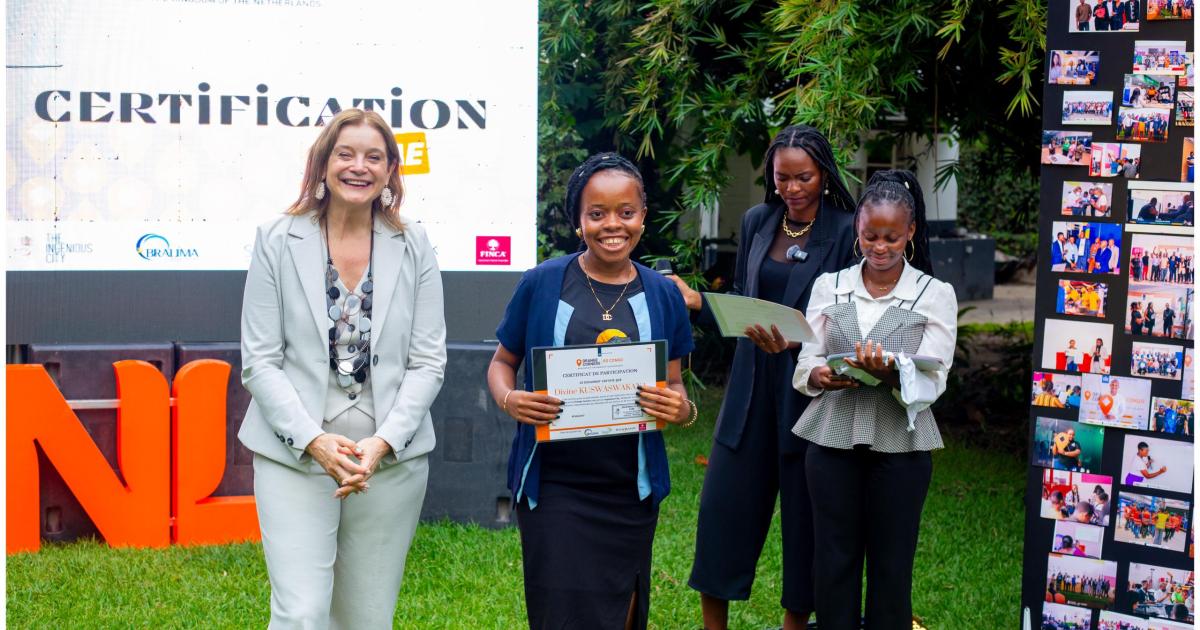 L'ambassadrice des Pays-Bas en RDC et l'une des lauréates parmi les jeunes entrepreneurs