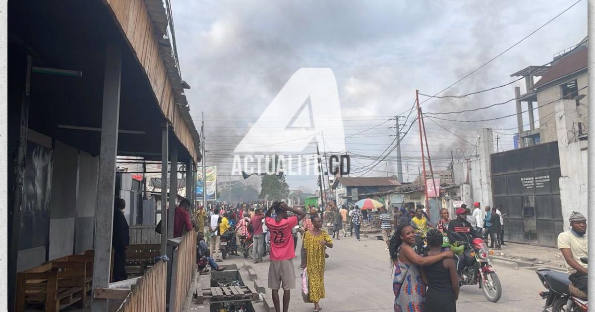 Une centaine de personnes à l’arrêt de bus. Boutiques, pharmacies et autres fermés. Limete