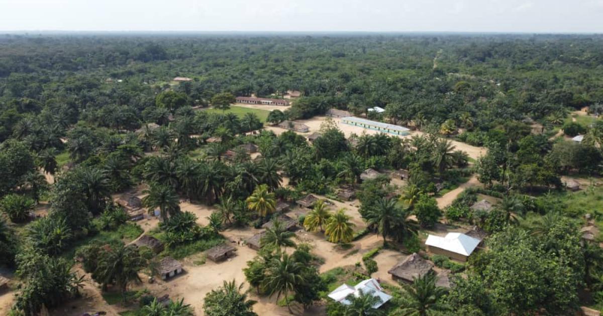 Vue aérienne du village Isongo, situé à plus de 60 kilomètres de la ville d'Inongo dans le Maï-Ndombe