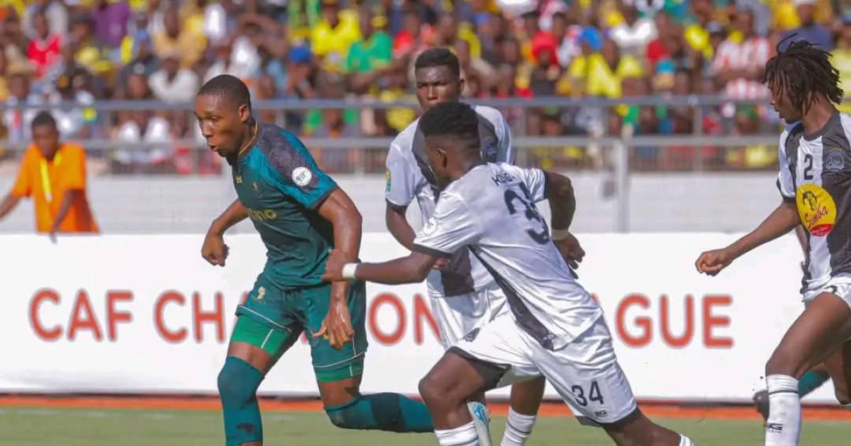 Un joueur de Young Africans aux prises avec trois Corbeaux de Mazembe 