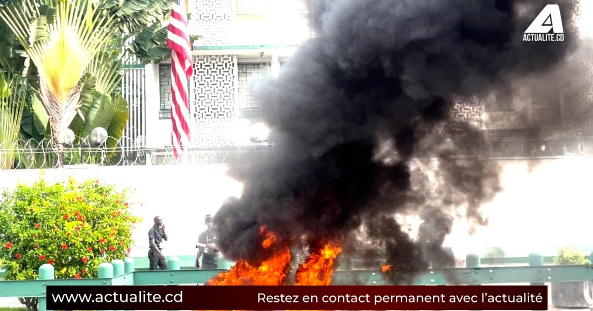 Manifestation devant les ambassades américaines