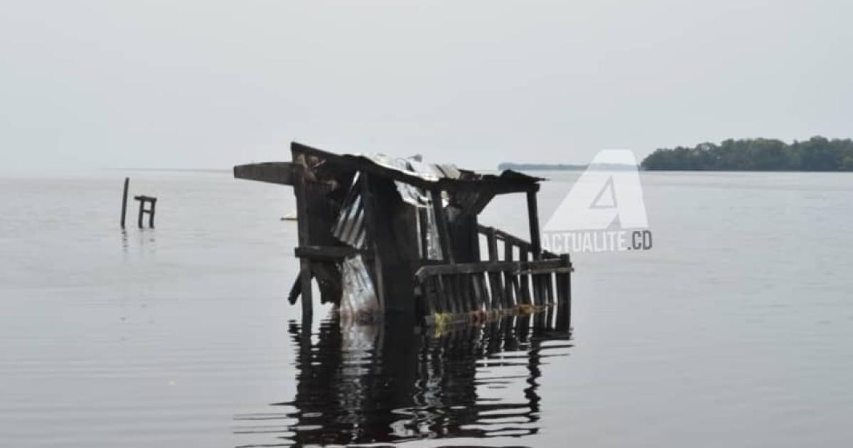 Vestiges de l'embarcation naufragée du 17 décembre 2024 au port d'Isongo sur le lac Mai-Ndombe