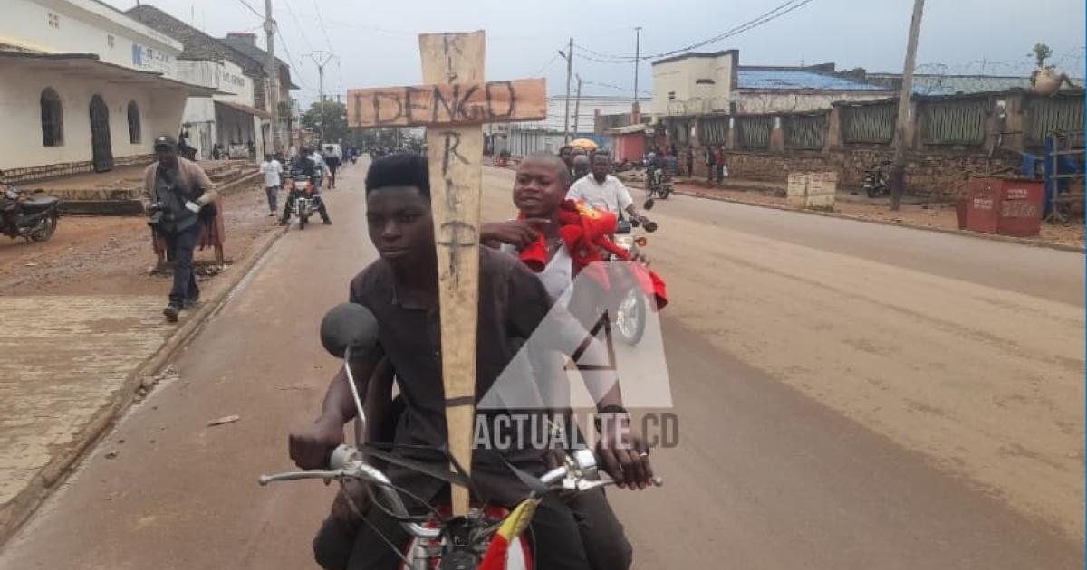 Des motocyclistes partisans de Idengo dans la rue de Beni