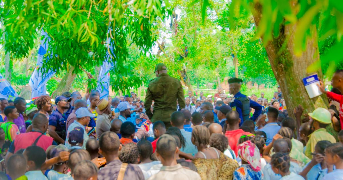 Jean Tshisekedi devant la population de Matamba 