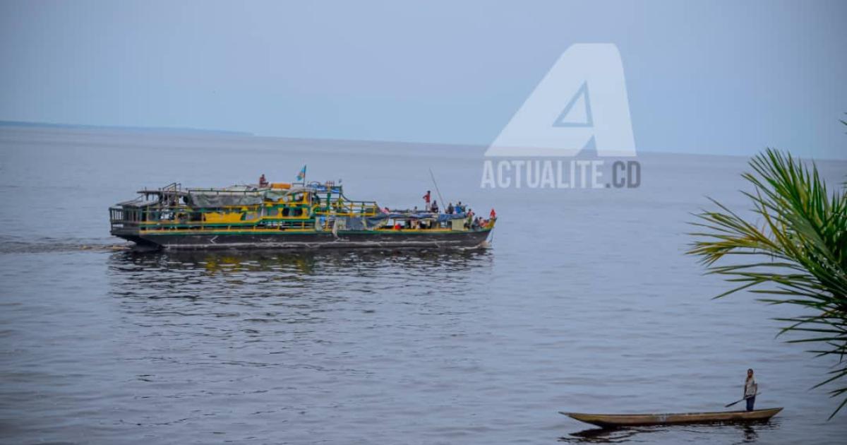Une embarcation sur le lac Mai-Ndombe à Inongo