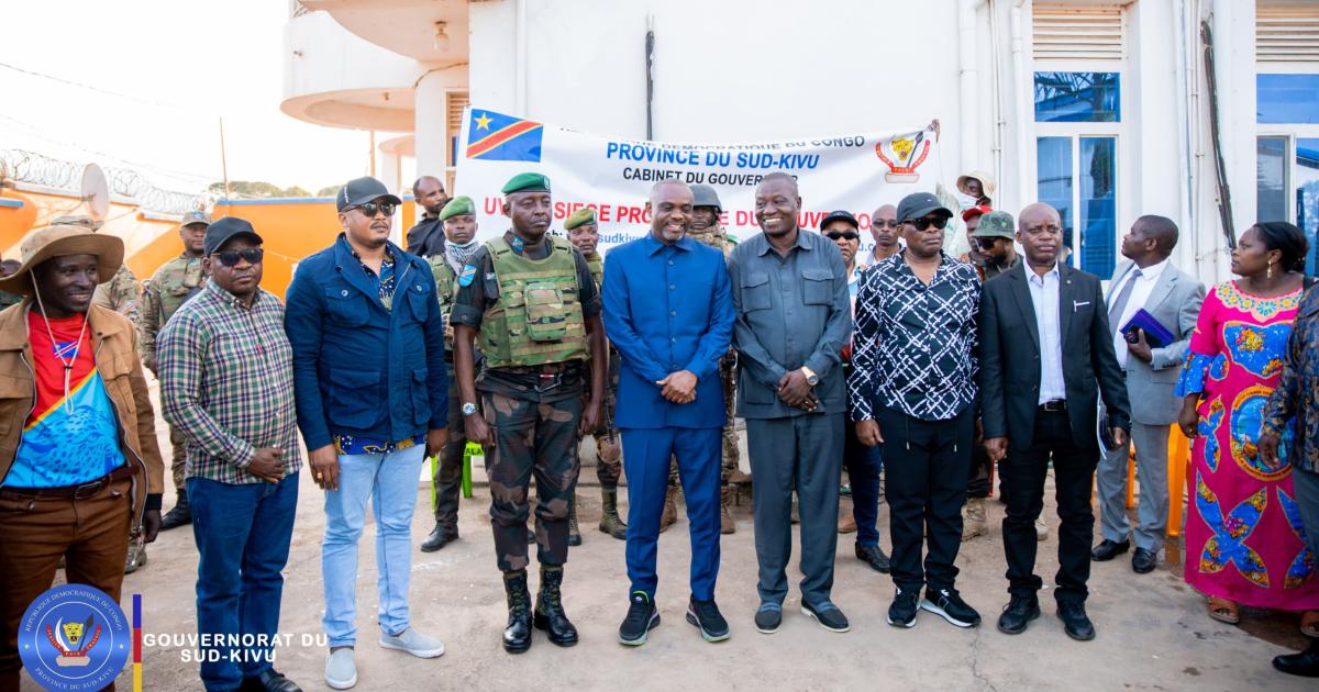 Les membres du gouvernement provincial du Sud-Kivu devant le siège provisoire à Uvira