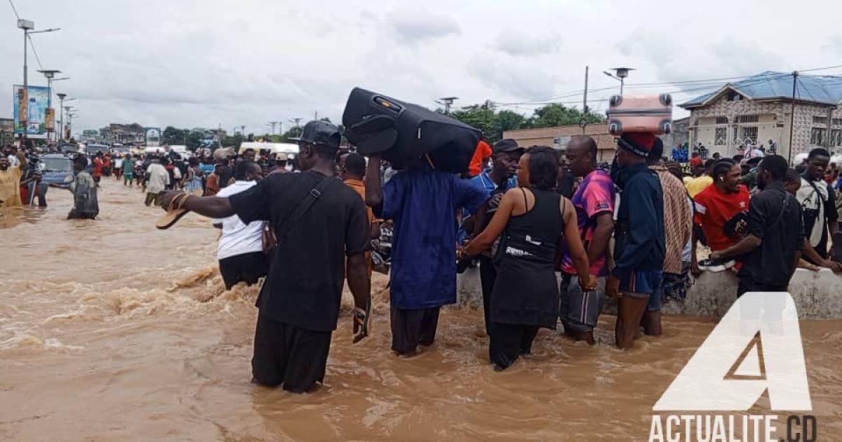 © ACTUALITE.CD - Dégâts matériels et humains après les pluies torrentielles à Kinshasa, avril 2025.