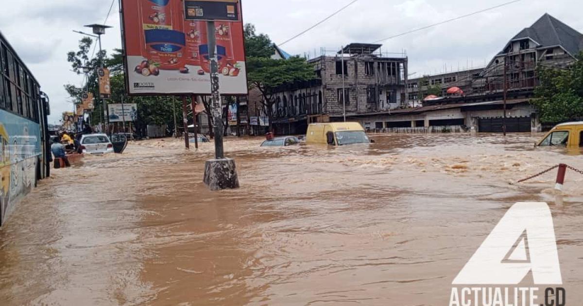 © ACTUALITE.CD - Dégâts matériels et humains après les pluies torrentielles à Kinshasa, avril 2025. Transport urbain perturbé.