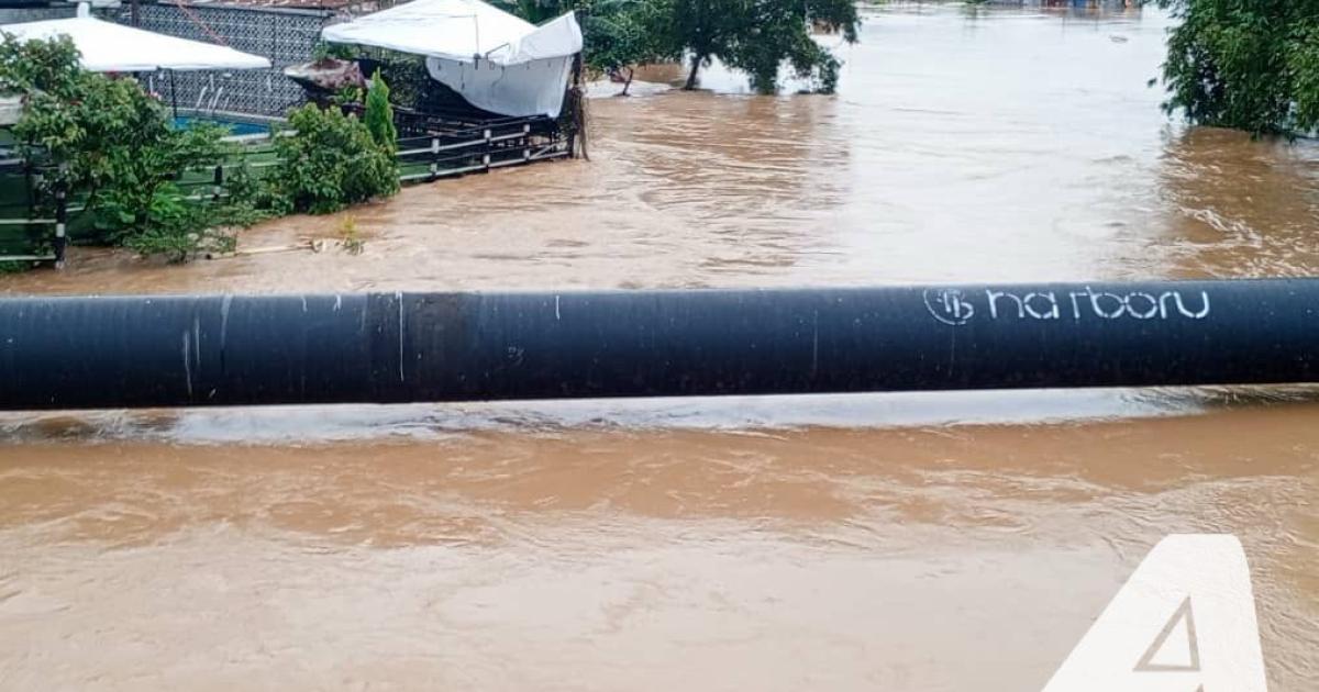 © ACTUALITE.CD - Dégâts matériels et humains après les pluies torrentielles à Kinshasa, avril 2025. Transport urbain perturbé.