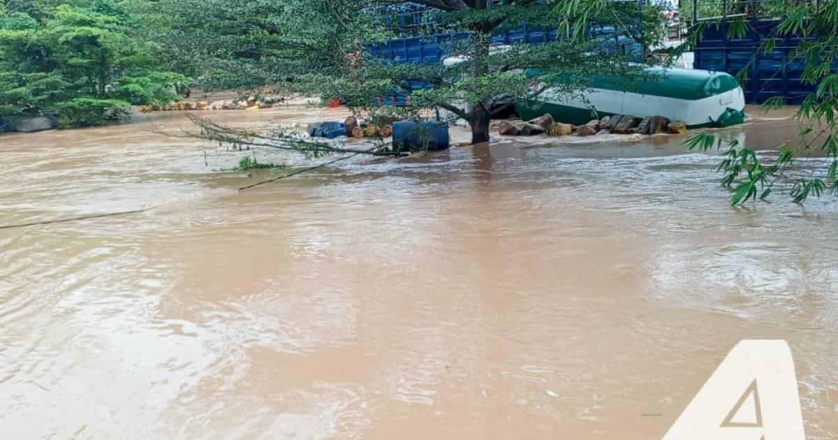 © ACTUALITE.CD - Dégâts matériels et humains après les pluies torrentielles à Kinshasa, avril 2025. Transport urbain perturbé.