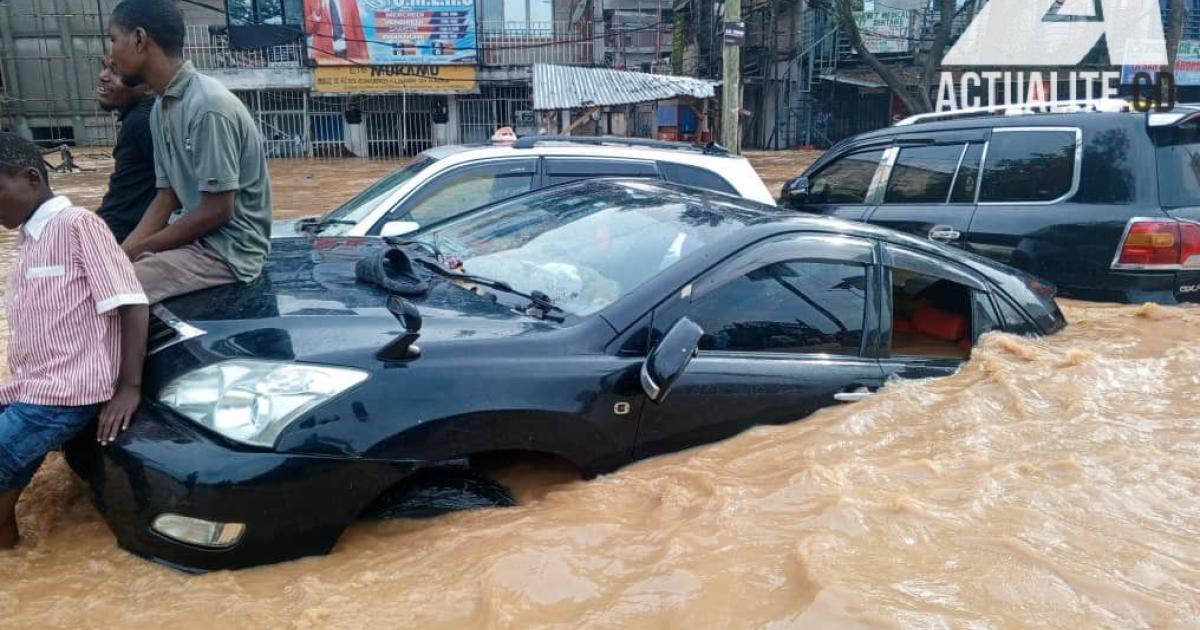 © ACTUALITE.CD - Dégâts matériels et humains après les pluies torrentielles à Kinshasa, avril 2025. Transport urbain perturbé.