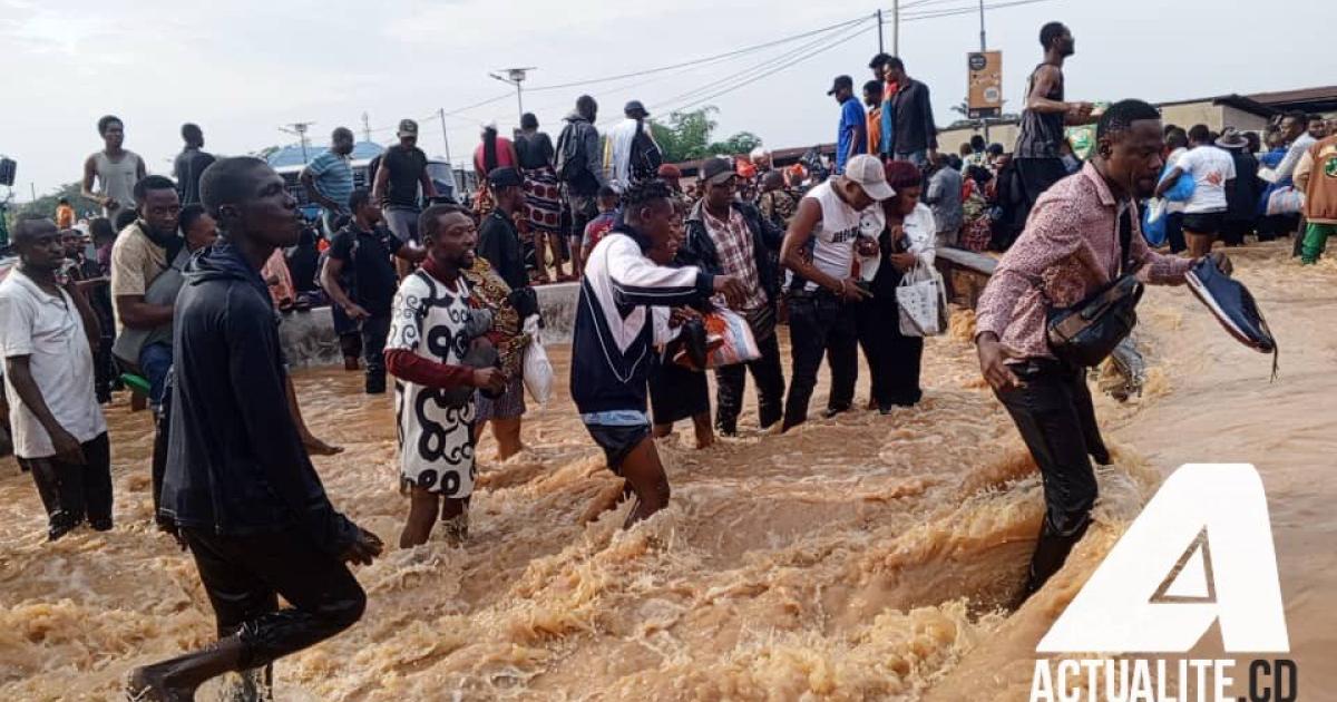 © ACTUALITE.CD - Dégâts matériels et humains après les pluies torrentielles à Kinshasa, avril 2025. Transport urbain perturbé.