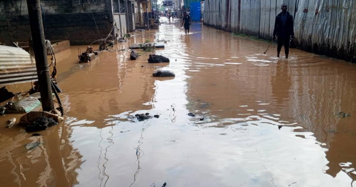 Une avenue inondée à Limete Salongo