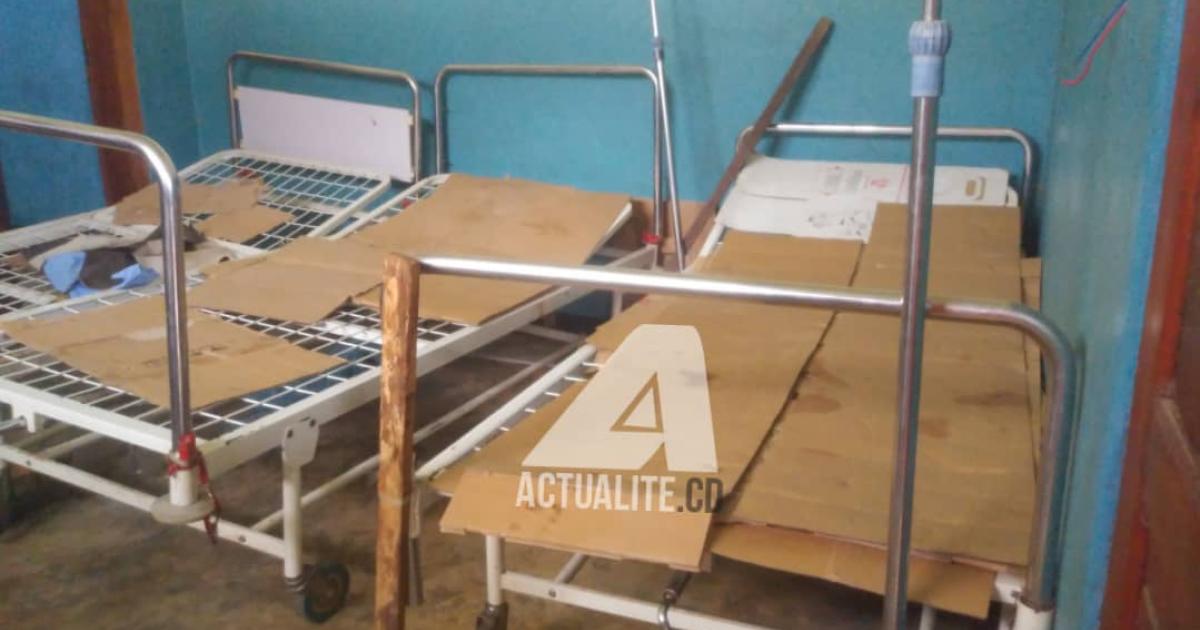 Des lits restés sans matelas au centre de santé de Mutakato 