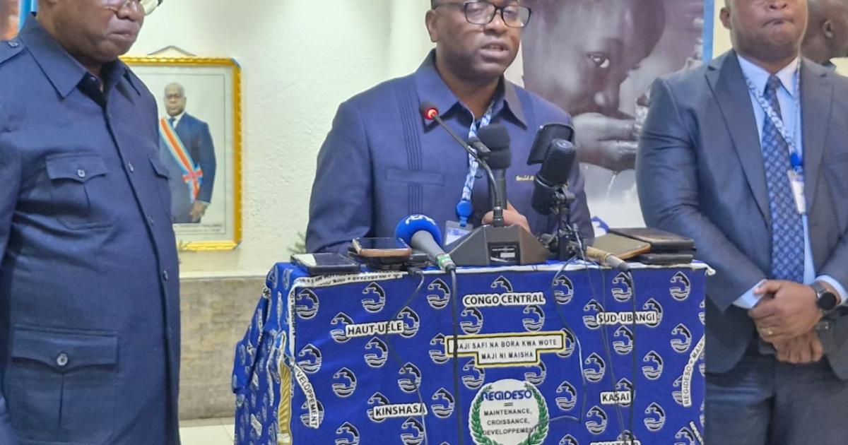 David Tshilumba, DG de la Regideso (Au milieu)