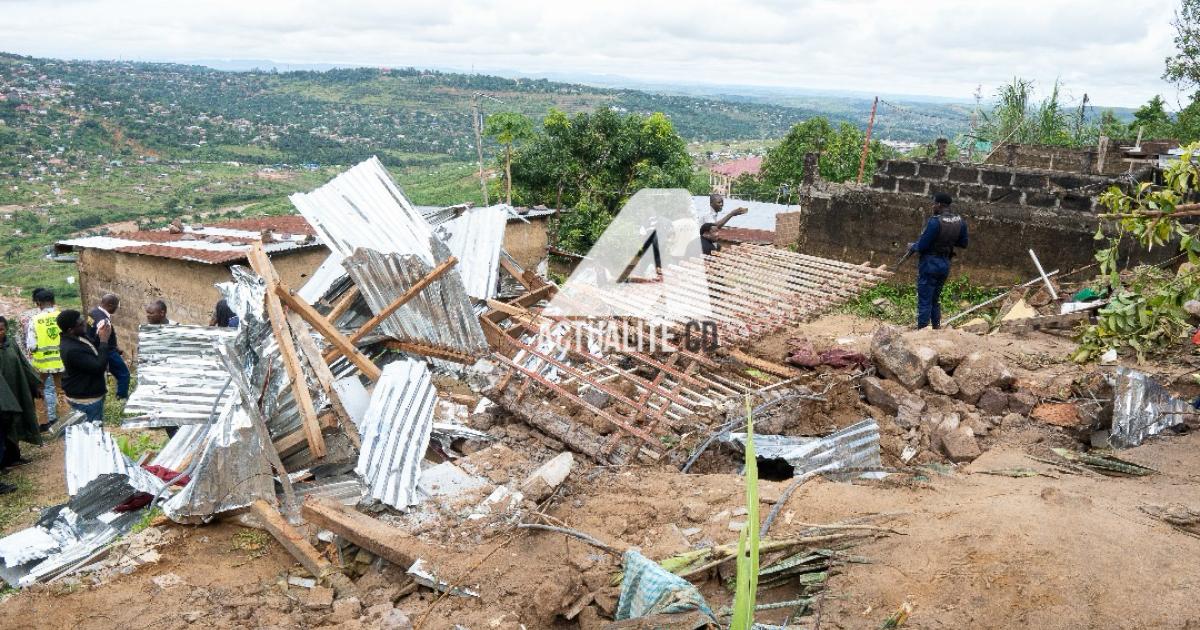 © ACTUALITE.CD - Dégâts matériels et humains après les pluies torrentielles à Kinshasa, avril 2025.