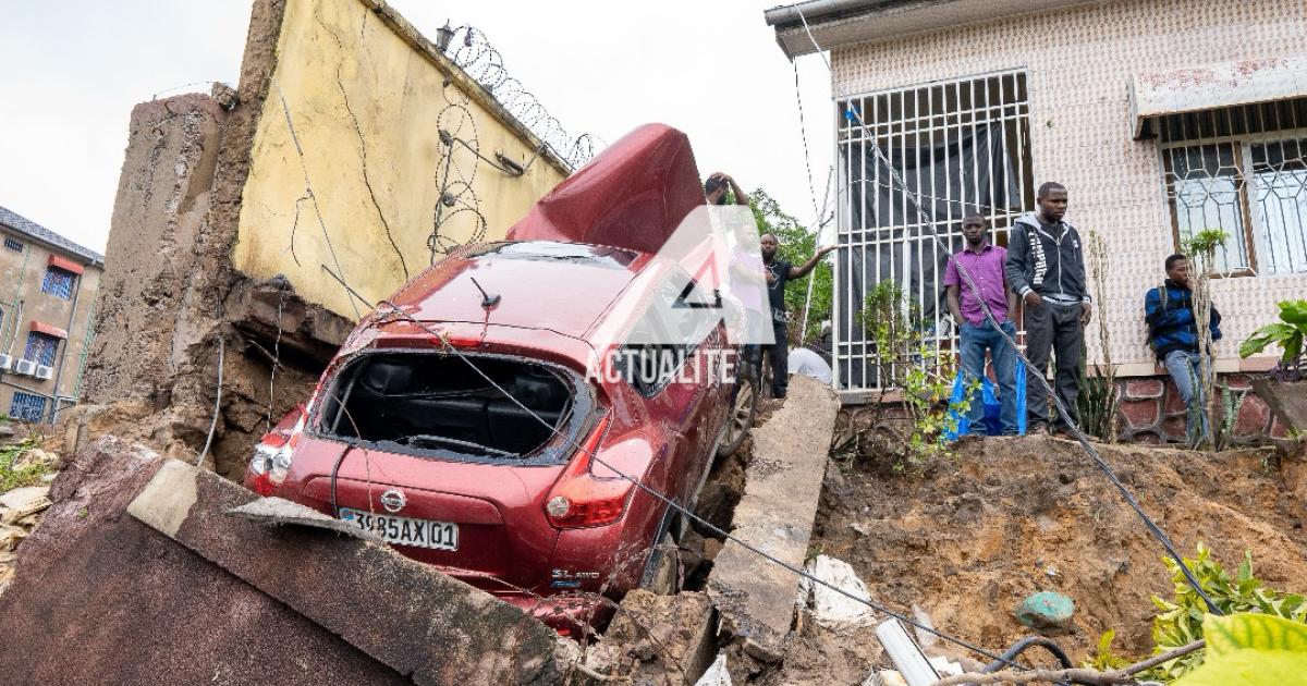 © ACTUALITE.CD - Dégâts matériels et humains après les pluies torrentielles à Kinshasa, avril 2025.