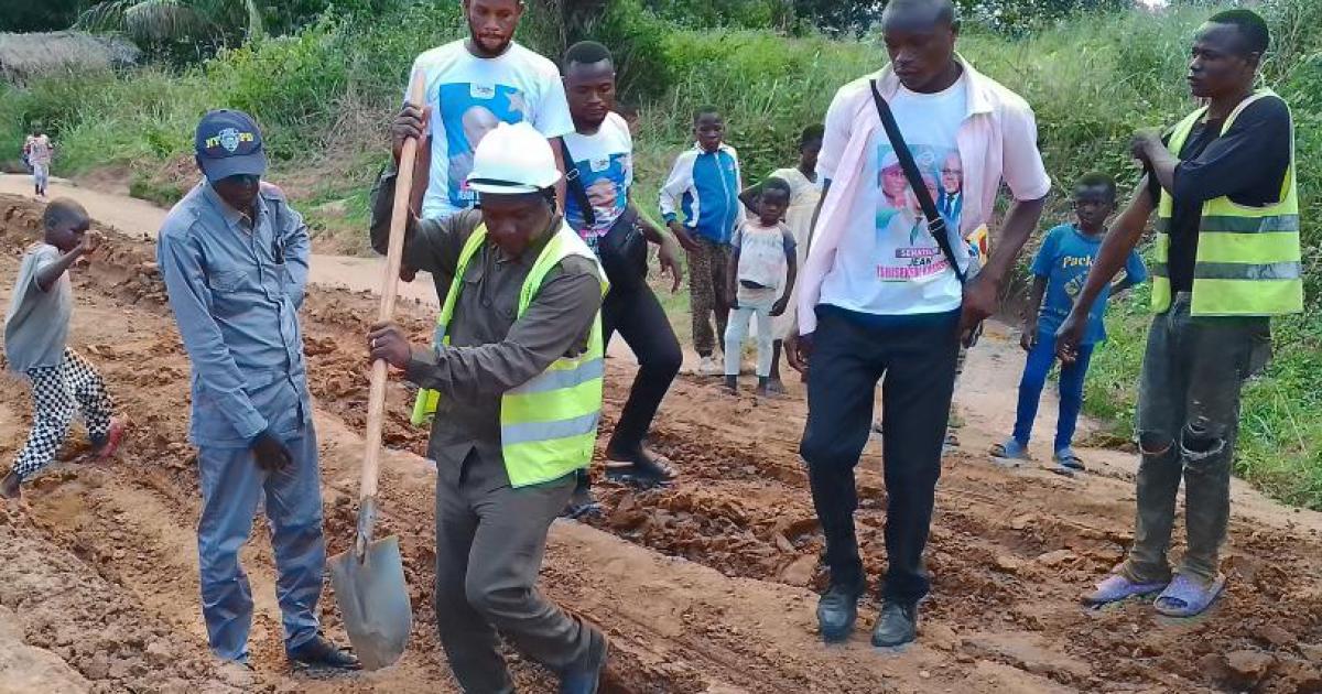 Jean Tshisekedi supervisant les travaux sur l'axe de Kananga-Muambambuyi