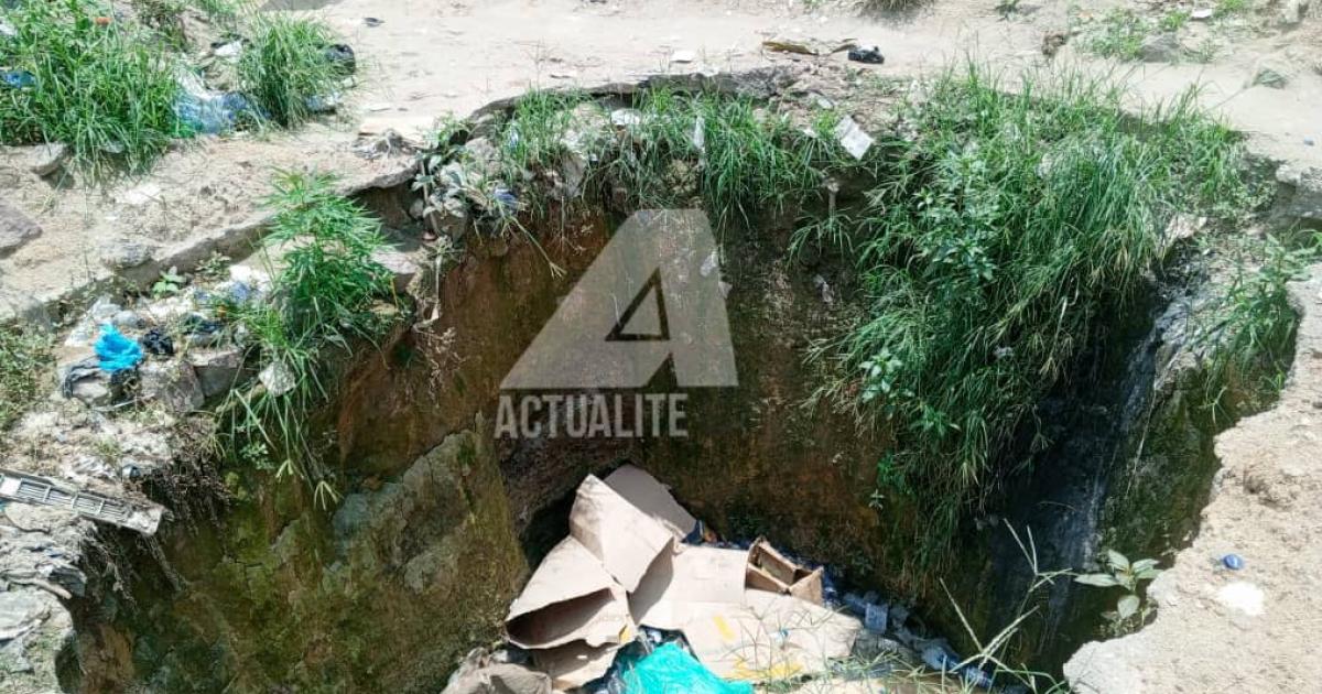 Un trou creusé sur l'avenue Plateau à Gombe transformé en décharge 