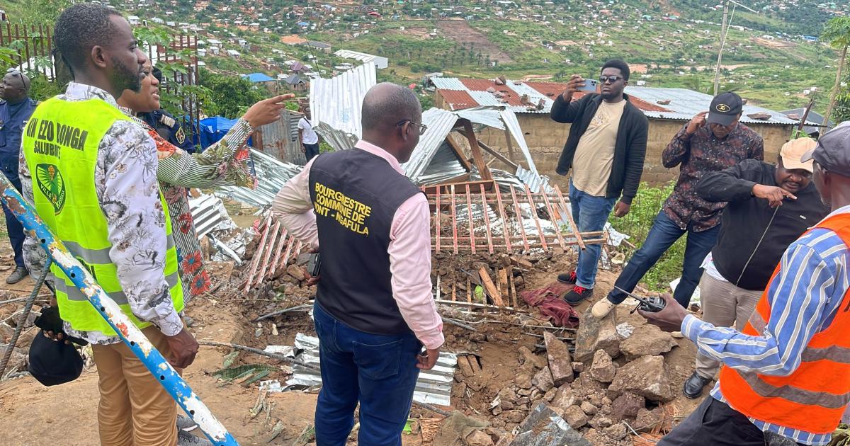 Les officiels constatent les dégâts à Mont-Ngafula après une forte pluie