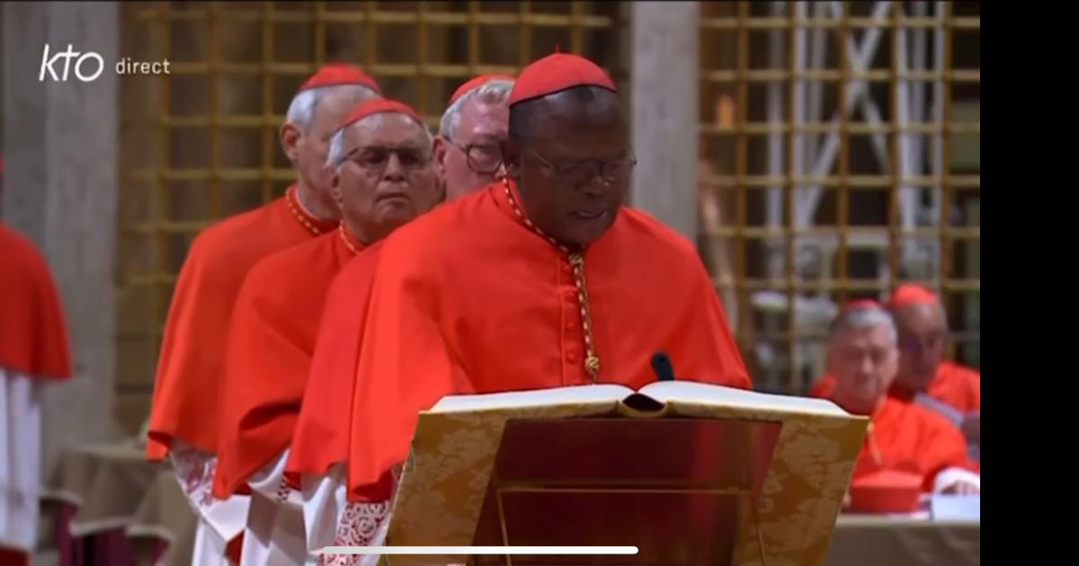 Fridolin cardinal Ambongo, en train de prêter serment lors du conclave qui a élu le pape Léon XIV. Mercredi 7 mai 2025/Capture d'écran