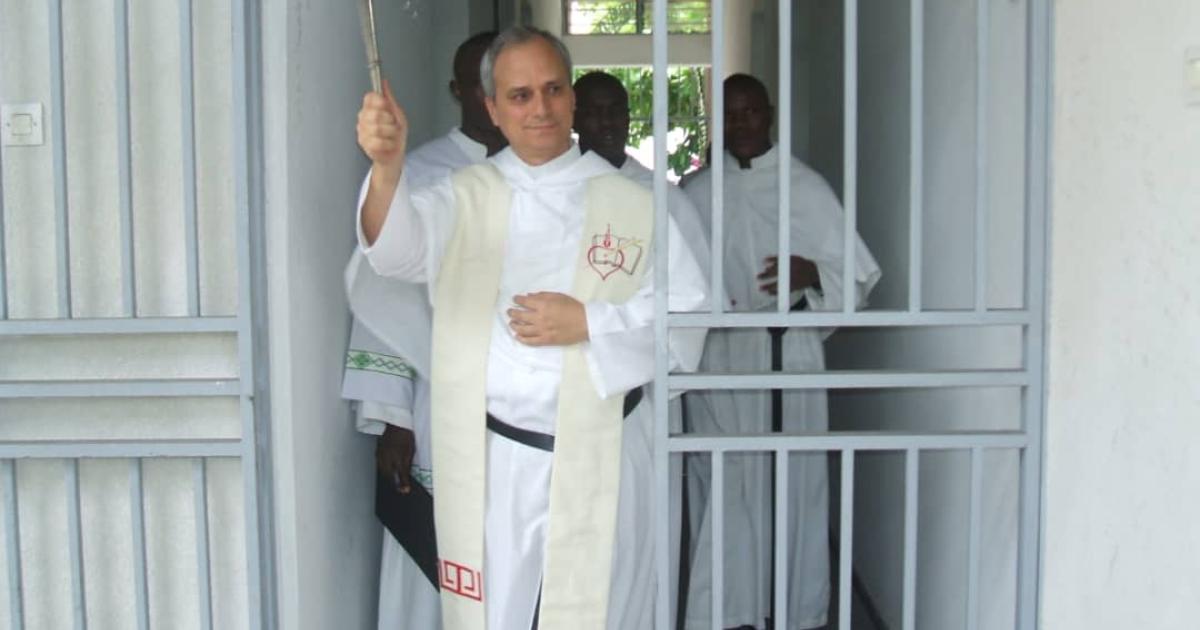Robert Francis Prevost, actuel pape Léon XIV, en train de bénir le bâtiment du Theologat Université Saint Augustin de Kinshasa (USAKIN) en 2009