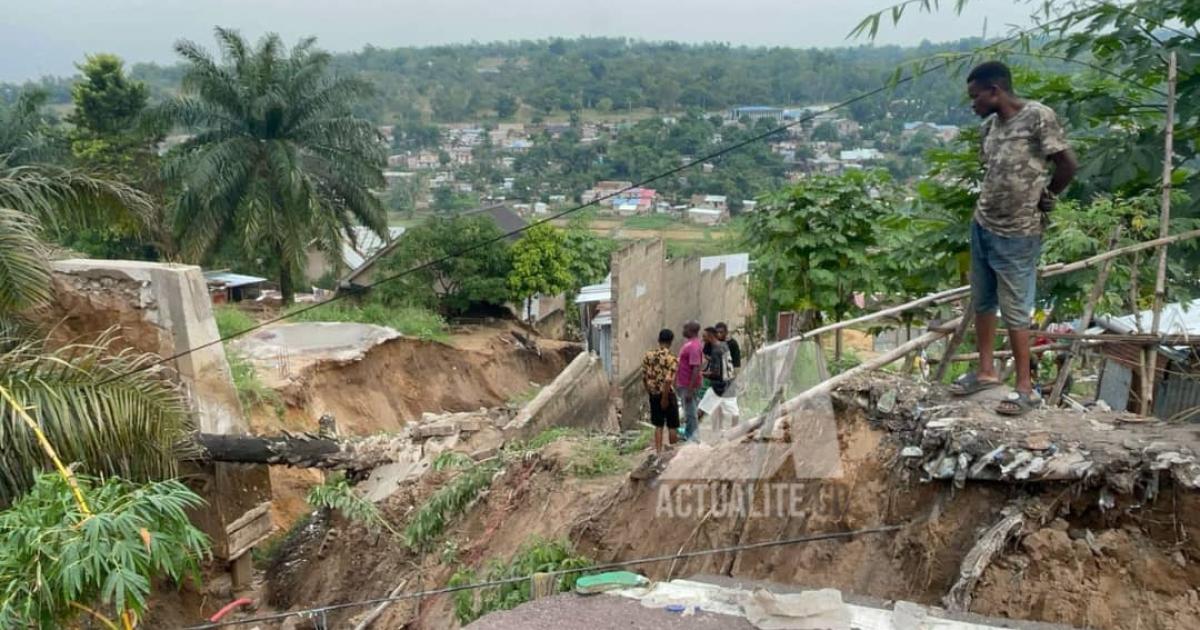 Quelques habitants en plein Kinshasa, constatant des dégâts après la pluie du 1er mai 2025