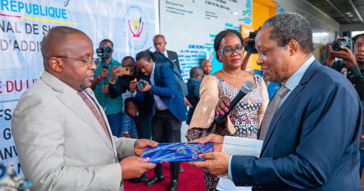 Jacquemain Shabani recevant le livre blanc ayant documenté les crimes graves et massifs perpétrés par le RDF-M23