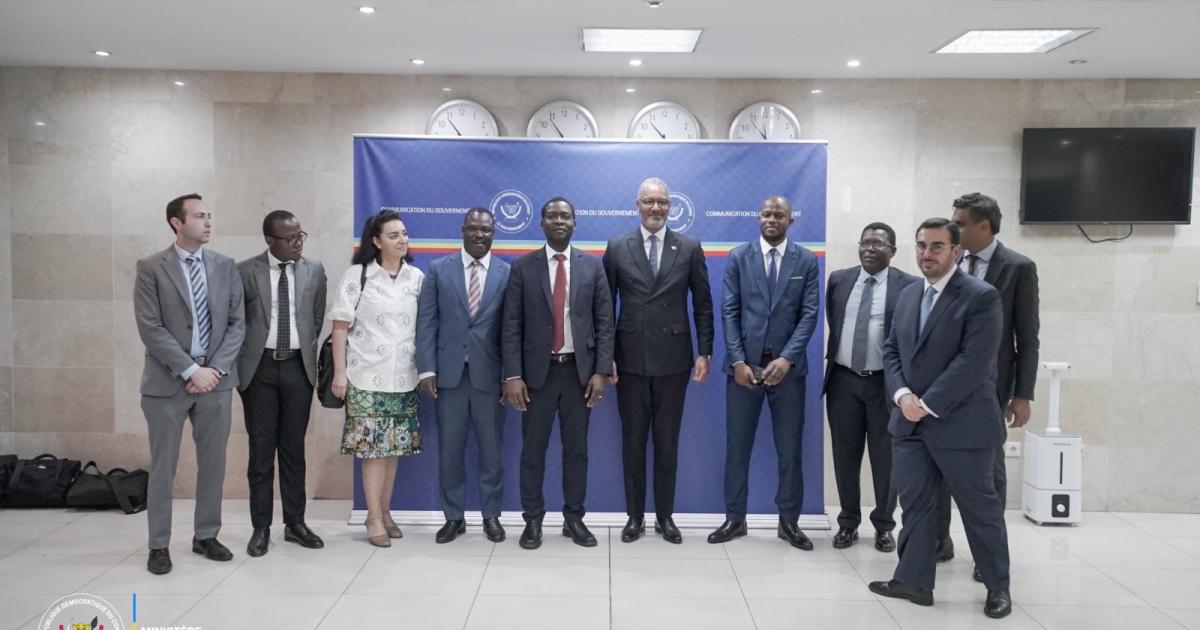 Le ministre des Mines Kizito Pakabomba, au milieu, avec la délégation du FMI