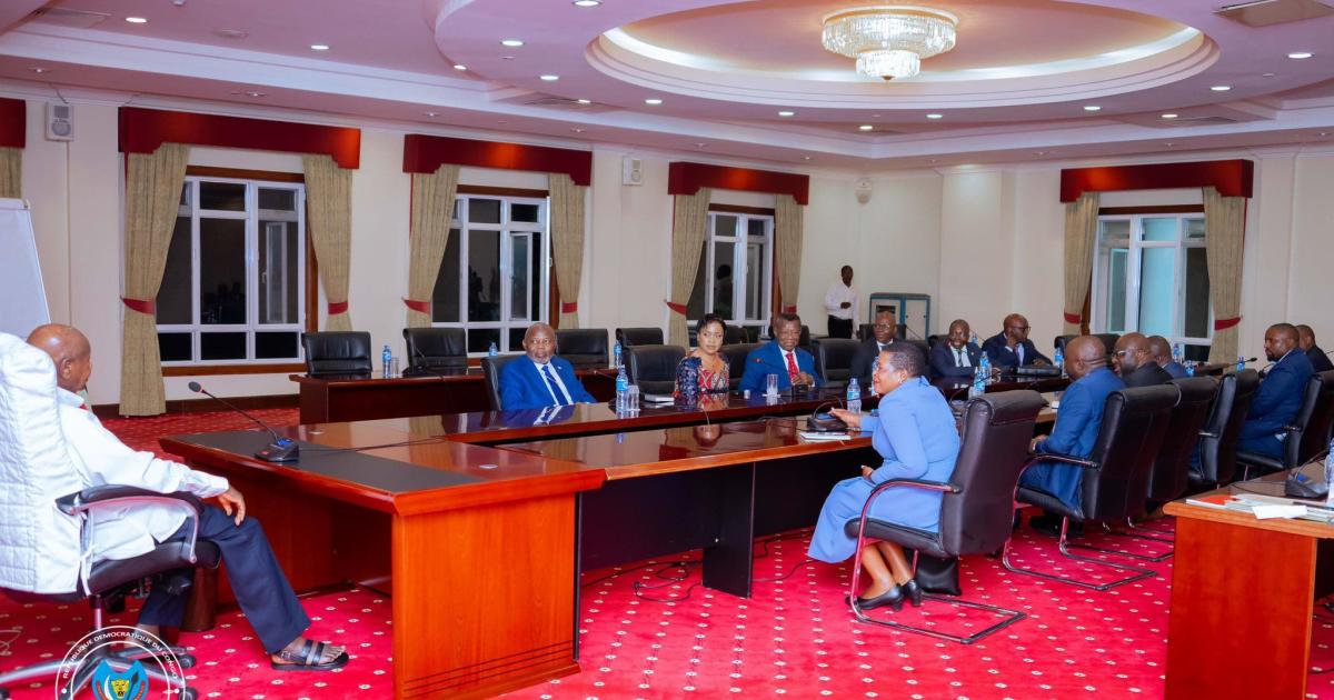 Vital Kamerhe et Yoweri Museveni lors de leur rencontre à Entebbe.